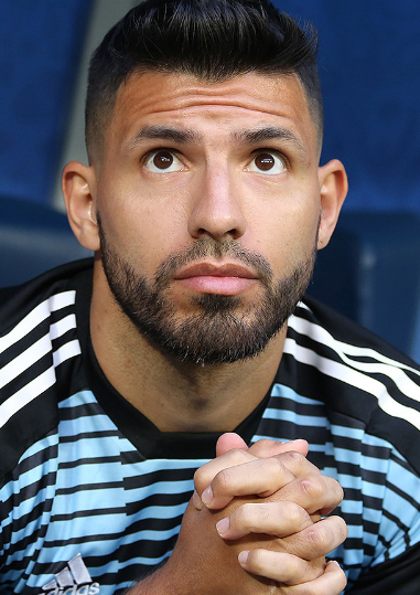 تشافي هيرنانديز ينهي الجدل حول مصير اغويرو